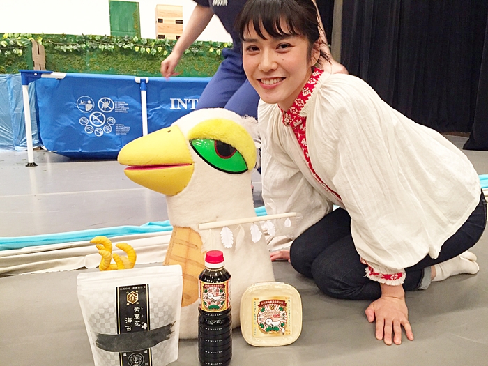 発売元は黒滝サクが所長を務める「海苔ケラトプス研究所」「醤油の製造元:森山醤油」、「味噌の製造元:鶴味噌」