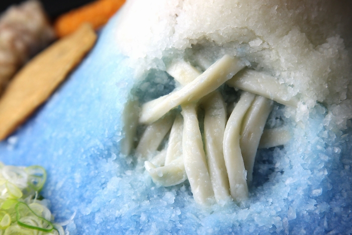 大根おろしの中にうどんが生麺で2.5kg！