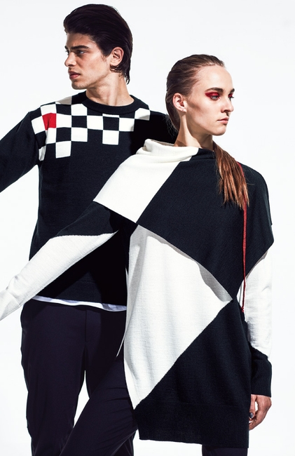 （左）[ベータ・メン]　ニットプルオーバー 36,300円、（右）[ベータ]　ストール付ニットプルオーバー 41,800円（全て税込）