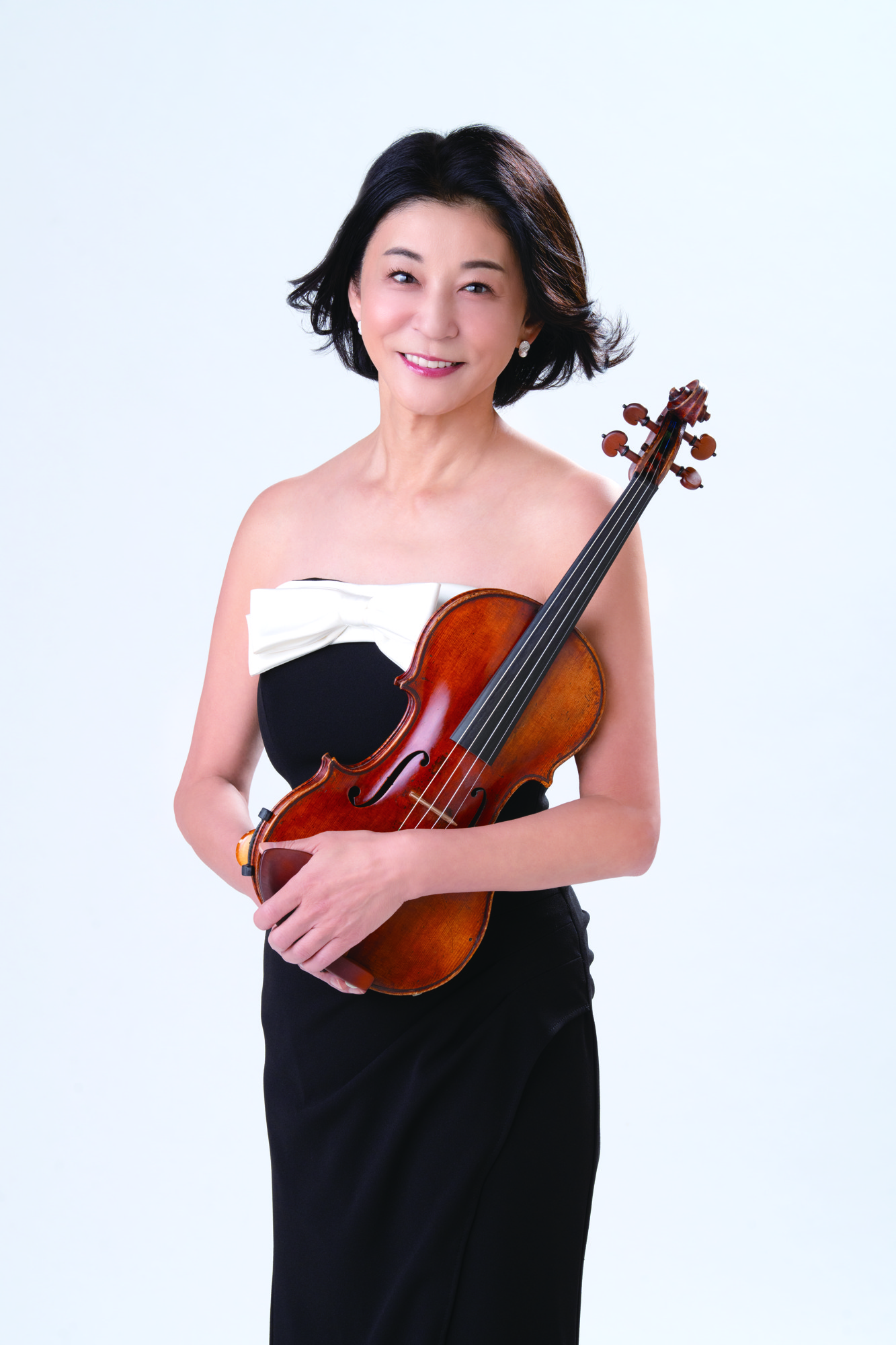 “観ても、聴いても、美しく、楽しい ヴァイオリンアンサンブル” 
高嶋ちさ子 12人のヴァイオリニストが、
動員10万人を超える初の全国47都道府県を巡るツアーを開催！