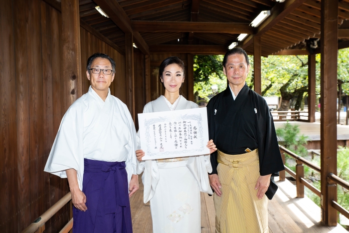 靖國神社からの感謝状授与 (向かって左から) 靖國神社権禰宜 野田安平さん　ユウキアユミワールドアカデミー 校長 由結あゆ美さん　大倉正之助さん