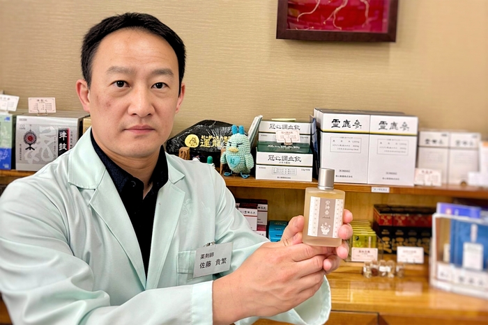 「安神香」を手にする「運龍堂」代表 佐藤 貴繁