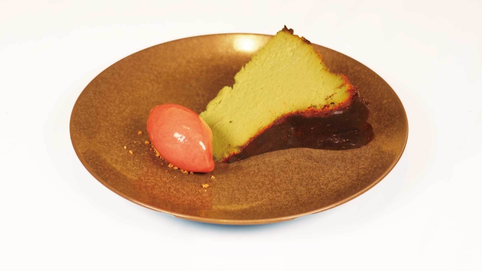 新茶の香り広がるバスクチーズケーキ。彩り鮮やかな春限定スイーツ