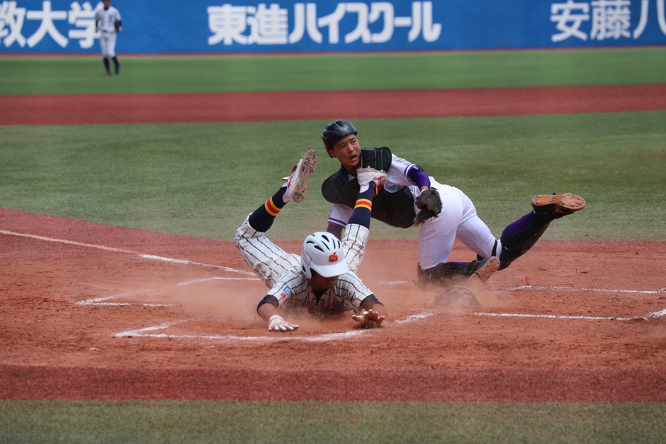 気迫のプレーで観客を沸かせる選手たち