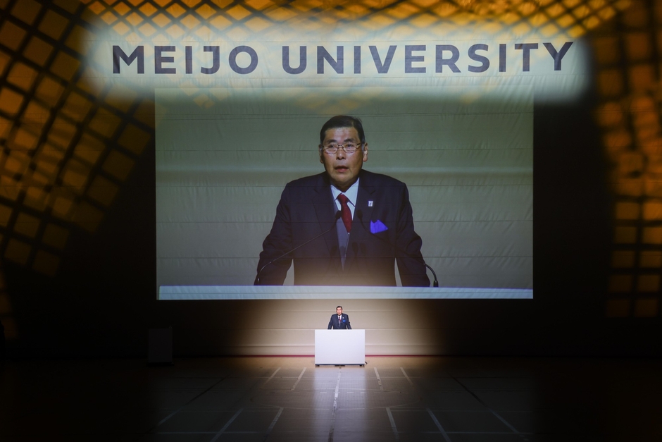 あいさつする小原理事長