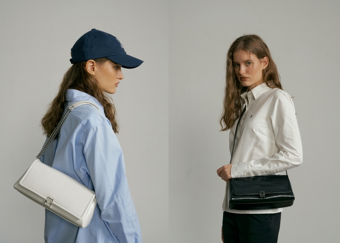 「Classic Logo Chain Bag(クラシックロゴチェーンバッグ)」左:ライトグレー 右:ブラック