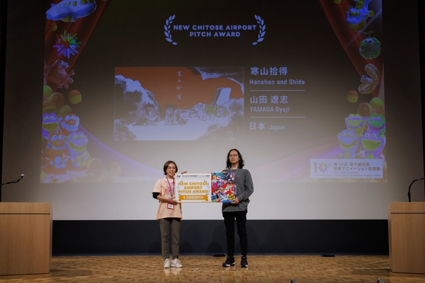 授賞式の様子(左:チーフディレクター小野朋子、右:山田遼志 氏)