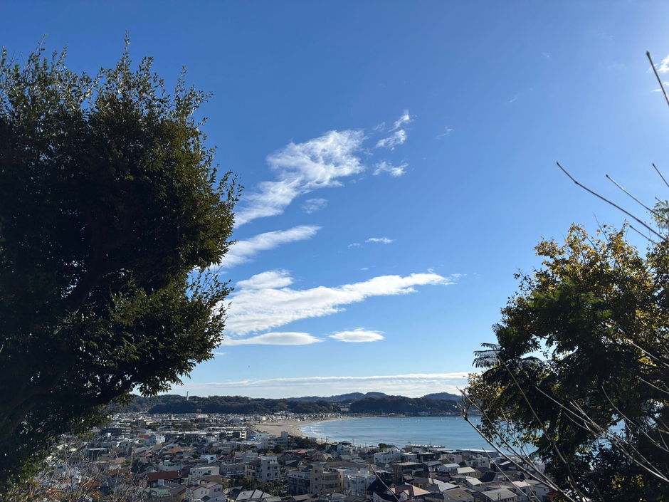 鎌倉の高台から見た由比ヶ浜の風景