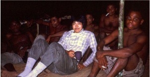 〈25年前の西原氏と現地の先住民族の人々 ※写真提供は西原智昭氏〉