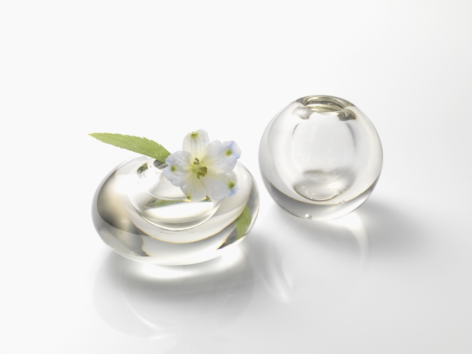 左:花入れ石ころ 右:まあるい花入れ