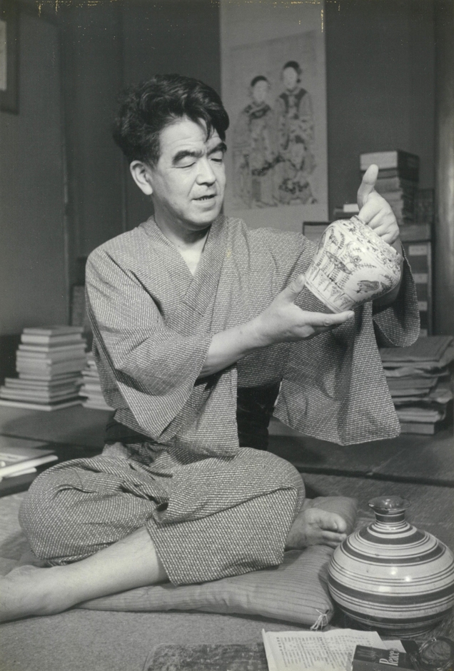 愛蔵品を眺める矢代幸雄