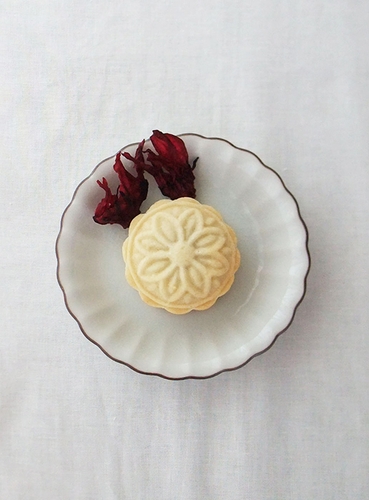 限定発売の月餅型ローゼルケーキ(正面)