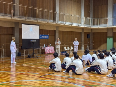 OSK日本歌劇団について説明を受ける生徒たち