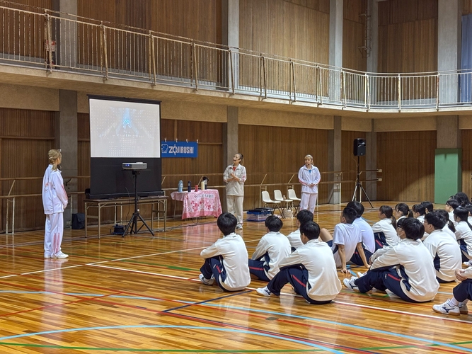 OSK日本歌劇団について説明を受ける生徒たち