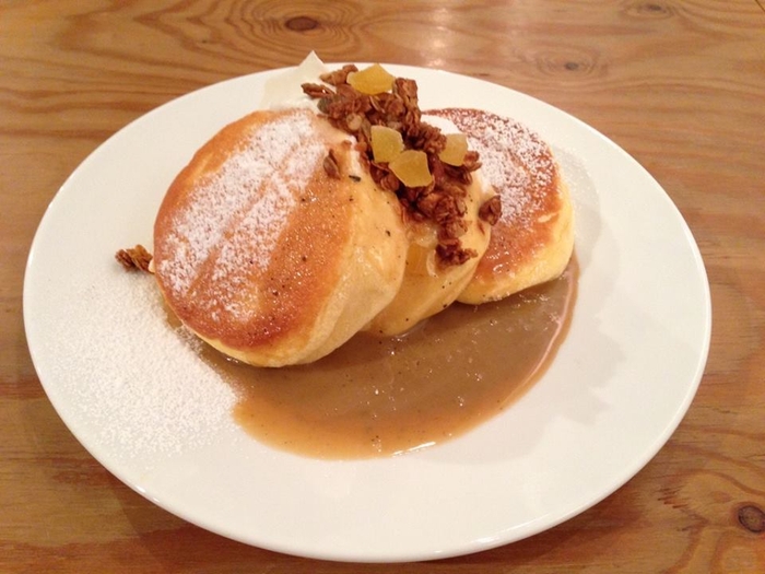 紅茶ミルクパンケーキ 自家製グラノーラがけ