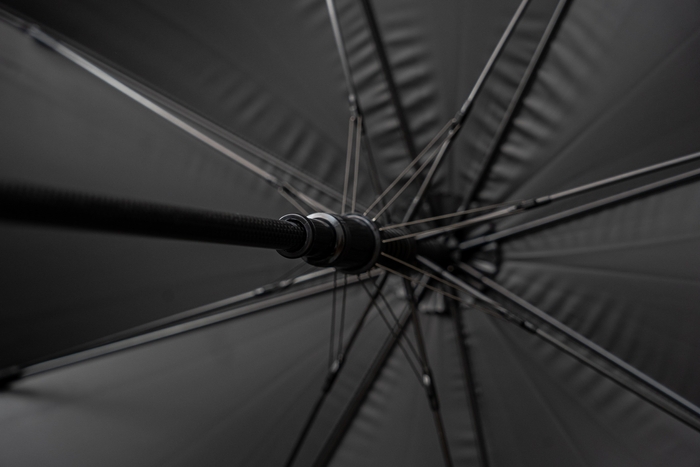 中棒と親骨がカーボンファイバー 1