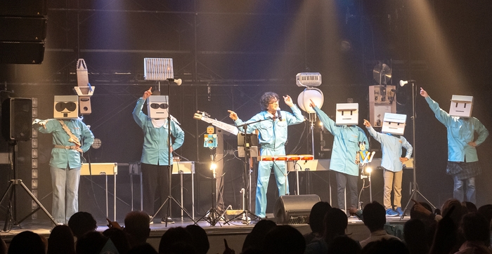 明和電機★UMEツアー 箱工員が登壇しての楽曲の様子