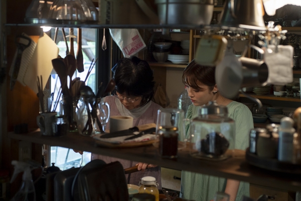 実家キッチンでの咲楽さんとお母さん