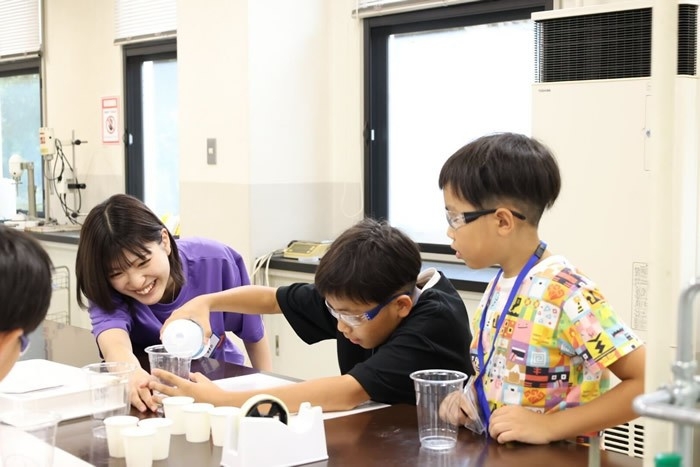 令和7年(2025年)オープンキャンパス内「こども科学実験教室」の様子