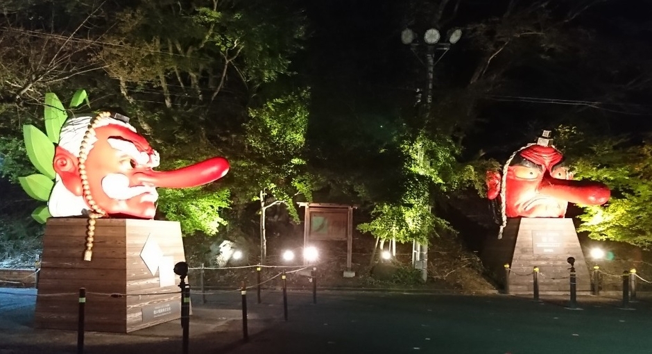 鞍馬駅前の新・旧大天狗