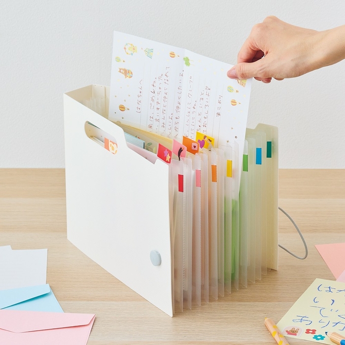 お子様のレターセットやシール、貰ったお手紙などもまとめて収納できます。