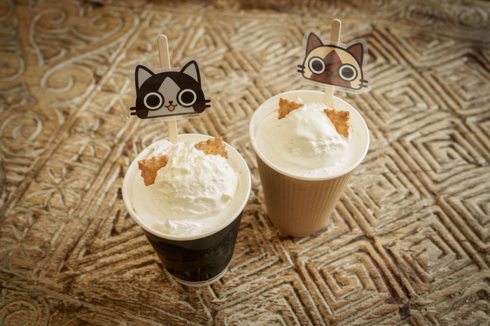 ▲アイルーのホットキャラメルラテ/700円(税込) メラルーのホットココア/700円(税込)