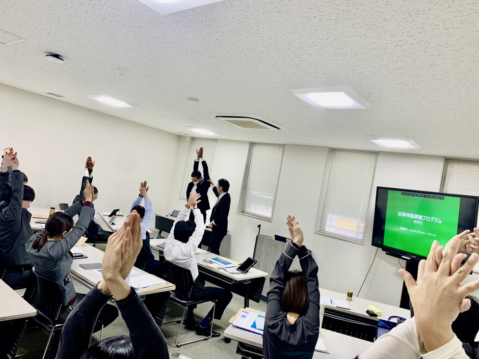 写真:小林弘幸先生による胸郭ストレッチ指導