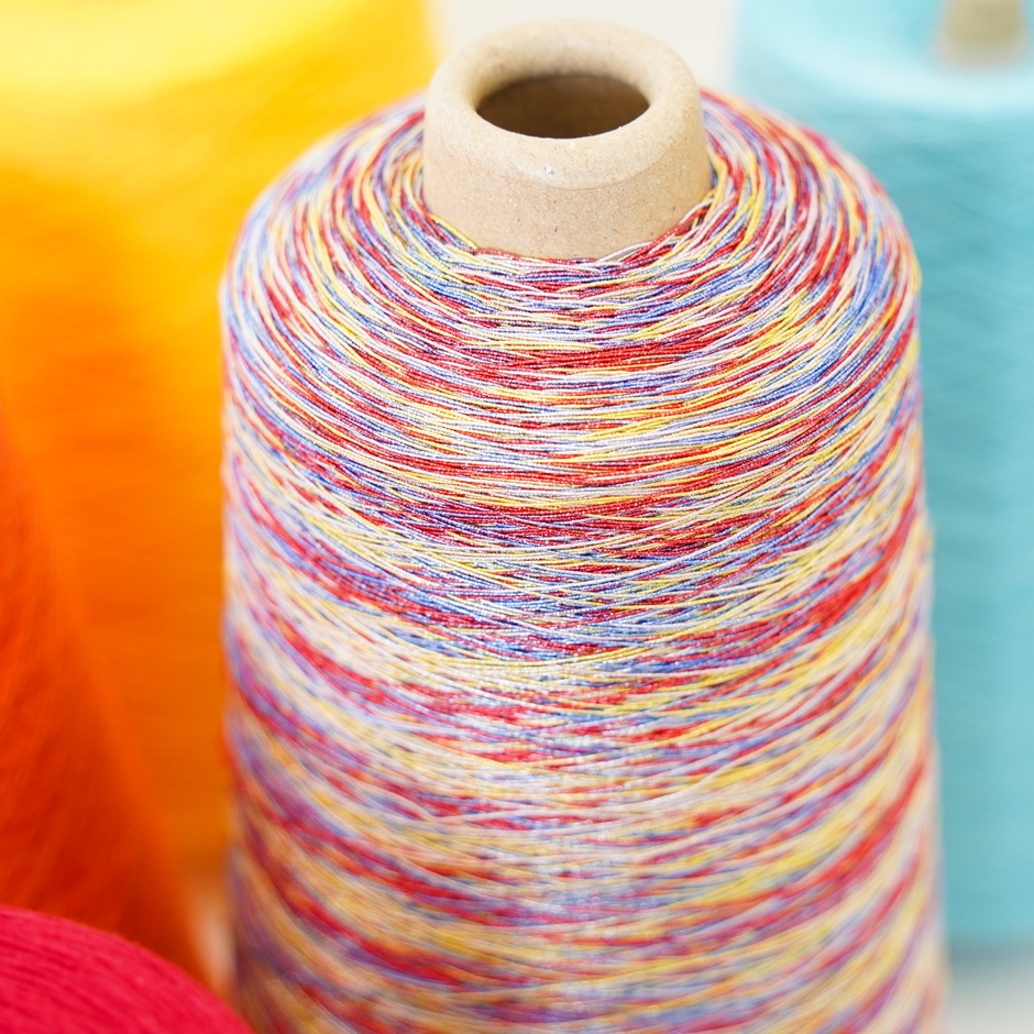 ラメが入ったカラフルなかすり糸