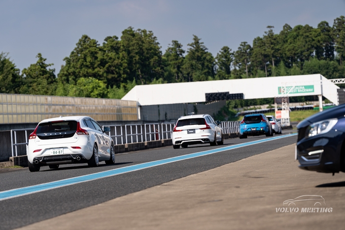 ピットロードから出ていくボルボたち