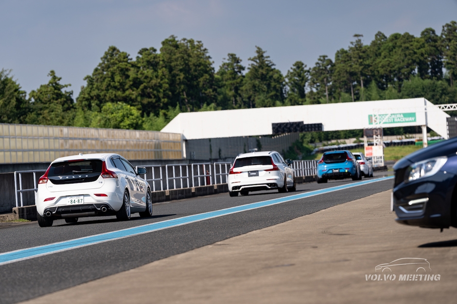 ピットロードから出ていくボルボたち