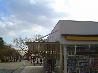 【納入事例レポート】あ、ここにも杉田エース！Vol.39子供たちの人気のスポットである埼玉県の「むさしの村」の耐震改修工事。売店に『アルミ接着ハニカムパネル』を庇用に納入！