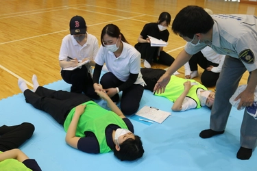 四天王寺大学看護学部が 消防隊員指導による災害時を想定した看護演習を4月22日に実施