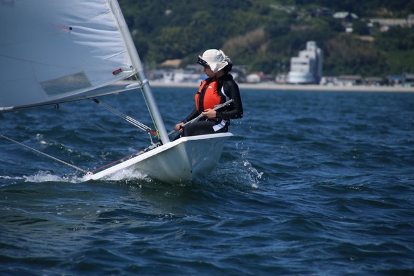 ディンギーの操船風景もさまになってきました