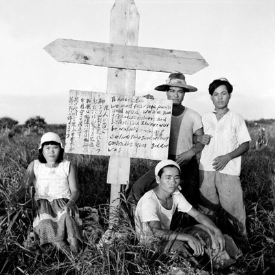 演習地・十字架の看板を立てて訴える若者 1955年