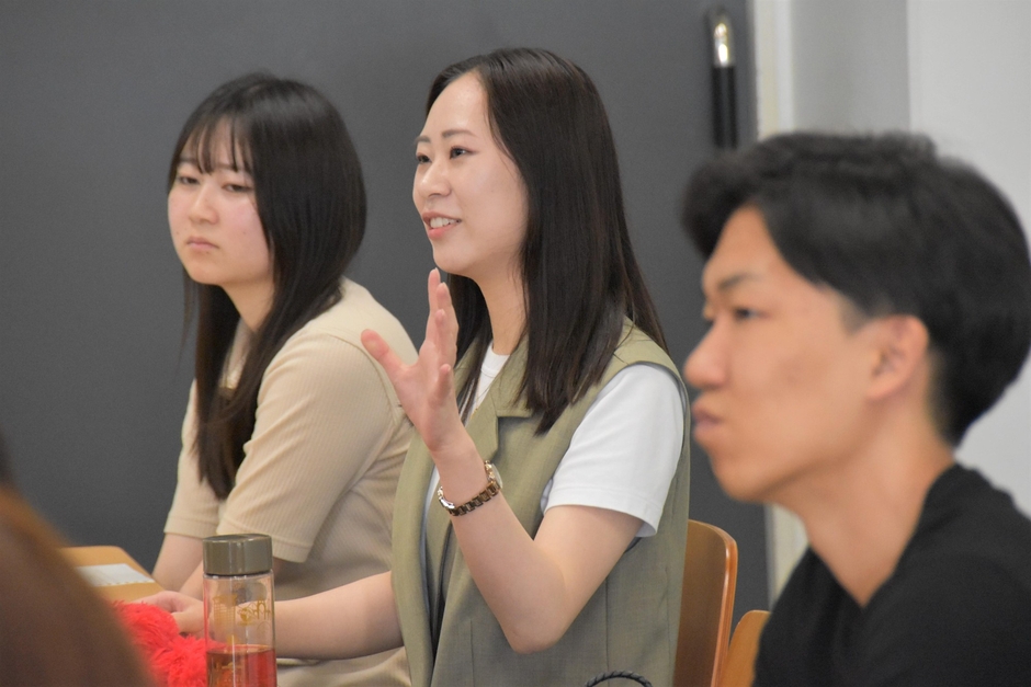 質問するゼミ生