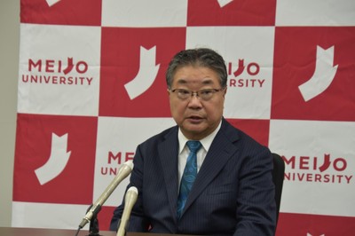 メディアの取材にも答える