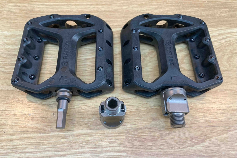 ペダルと、ラッチのセット