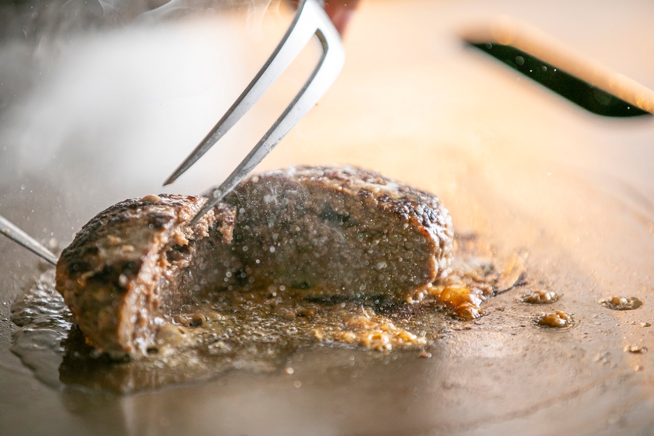 ▲ “大人の極”ハンバーグ: 黒毛和牛の希少部位と北海道産士幌牛を使用することで、上質な肉汁が溢れ出るハンバーグに仕上げました