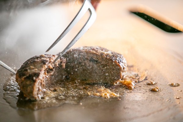 ▲ “大人の極”ハンバーグ: 黒毛和牛の希少部位と北海道産士幌牛を使用することで、上質な肉汁が溢れ出るハンバーグに仕上げました