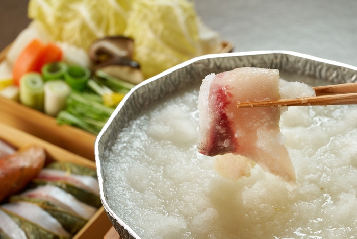 久美浜の大根をたっぷりすり下ろした雪中鍋も伊根鰤と好相性 ※写真は2人前