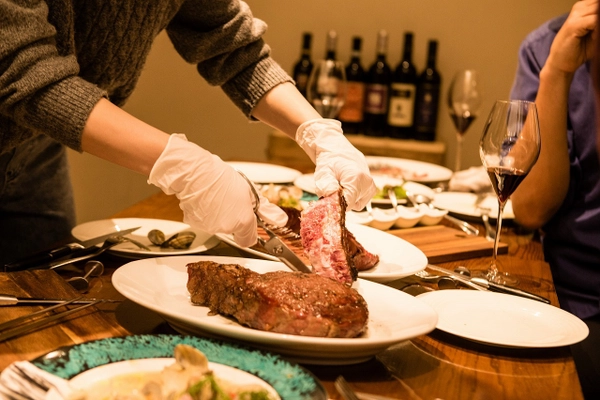 塊の肉を捌く、シェアする体験ができる！ 食べることを楽しむレストラン『炉窯ステーキ煉瓦』　 2019年5月7日(火)より新コンセプトスタート