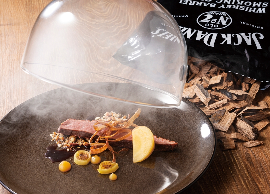 「鴨むね肉の温製瞬間スモーク 柿とヴェルジュのジェル」