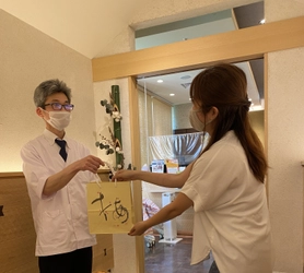～夕飯テイクアウトサービス「ご近所シェフトモ」 利用登録者数2,000名突破～　 「ご近所シェフトモ」に和食レストラン「梅の花」が新加盟