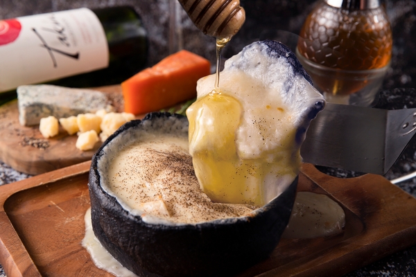 1番人気のクワトロシカゴピザwith生はちみつ