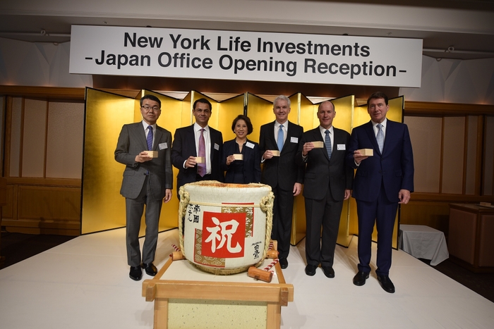 (左から)日本代表の水鳥達夫氏、NYLIMインターナショナル会長のナイム・アブー・ジャウデ氏、NYLIM CEOのイエ・シン・ホン氏、ニューヨークライフCIPのアンソニー・マロイ氏、NYLIM International 副会長兼NYLIM Asia取締役を務めるジョン・グレイディ氏、駐日米国大使のウィリアム・F・ハガティ氏