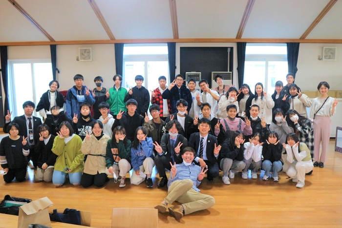 旭川明成高校と東川町役場の集合写真