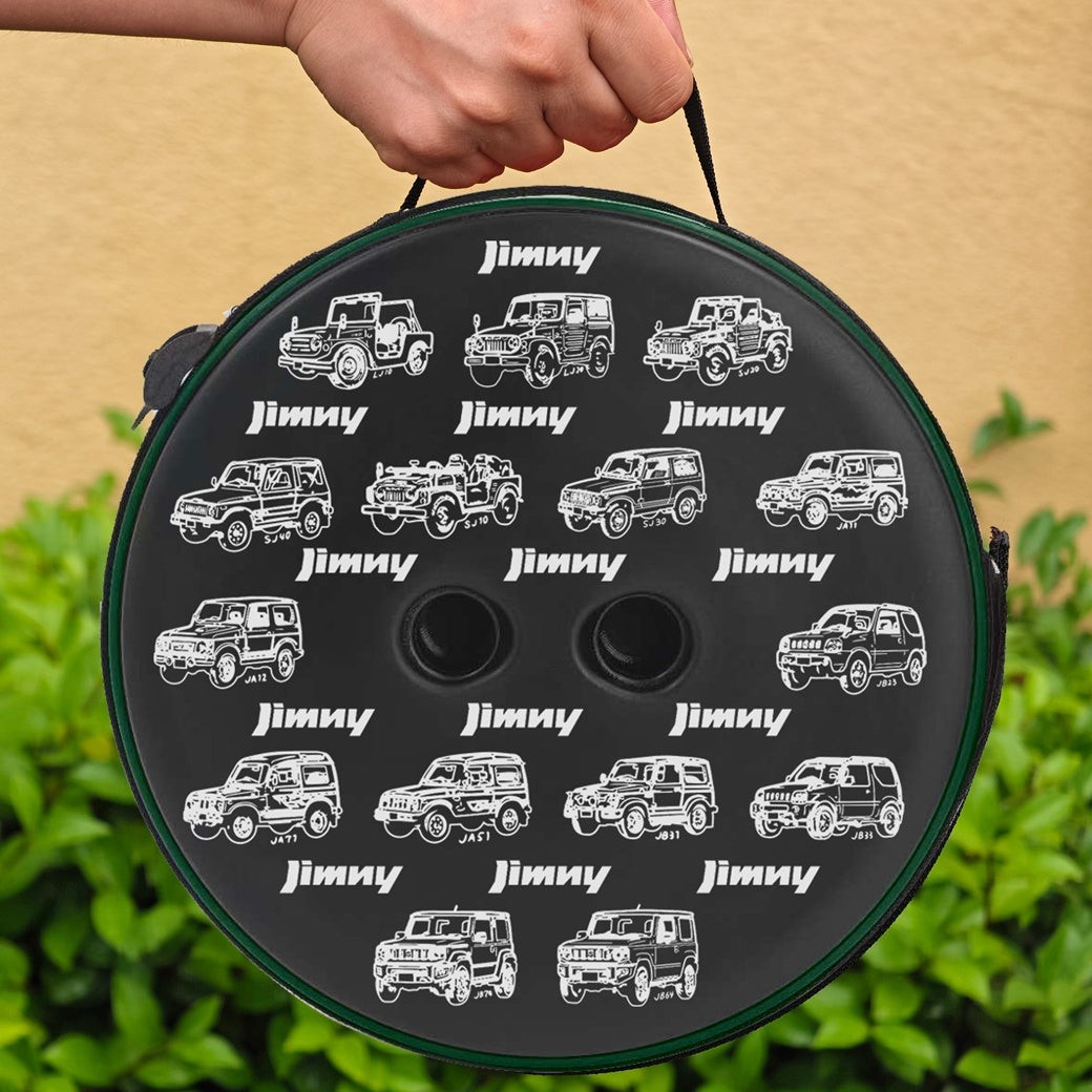 『歴代のジムニーが並ぶ』折りたたみスツール、製品リニューアルで予約販売開始！