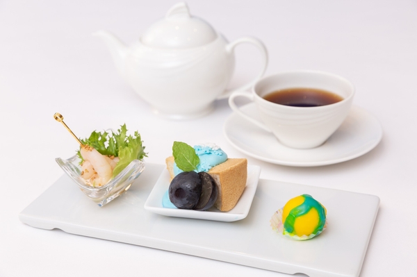 左から、「エビの胡麻マヨネーズ和え」、「シフォンケーキ」 「バニラムースのチョコレートボール」