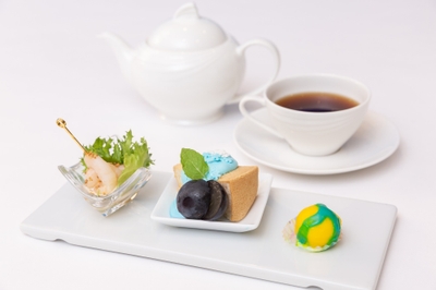 左から、「エビの胡麻マヨネーズ和え」、「シフォンケーキ」 「バニラムースのチョコレートボール」