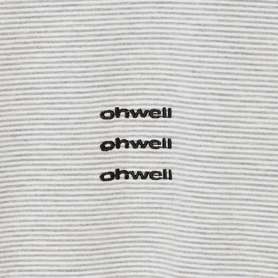 「ohwell」の三連ロゴを配した胸元デザイン